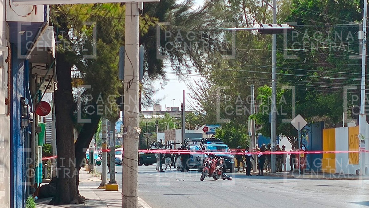 Motociclistas esperaban el cambio de luces en semáforo y fueron atacados a balazos