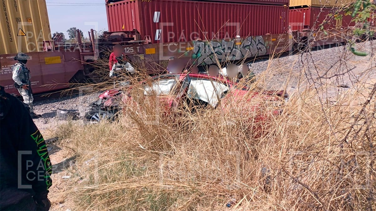 VIDEO Tren arrolla auto y deja cuatro heridos, entre ellos una menor