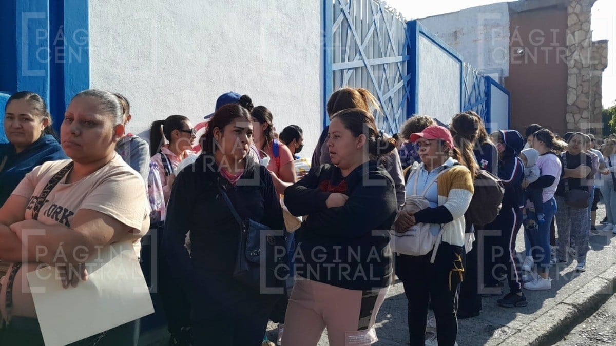 VIDEOS “Así como veo no saldremos hasta en la noche“ ¡Caos en entrega de Tarjeta Rosa!