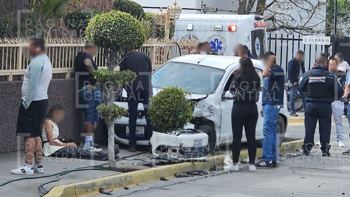 ¡Encontronazo en la Andrade! Conductora causa fuerte choque y March termina en la banqueta