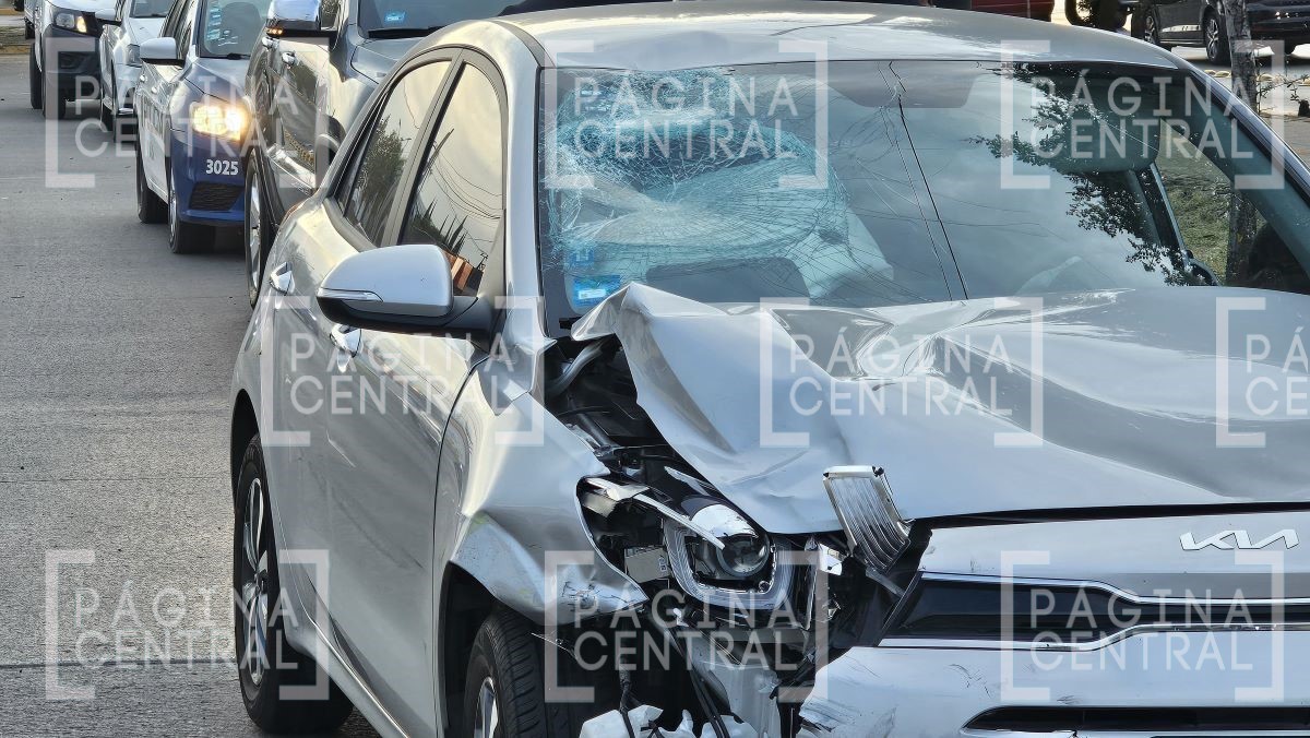 Motociclista iba a trabajar y al chocar con auto estrelló el parabrisas con el casco