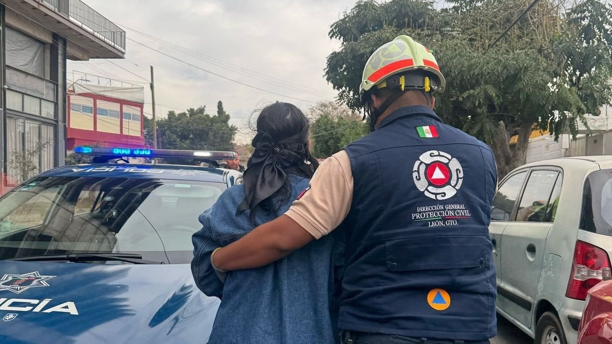 Sacan a joven conductora por la ventanilla de la camioneta volcada en avenida León