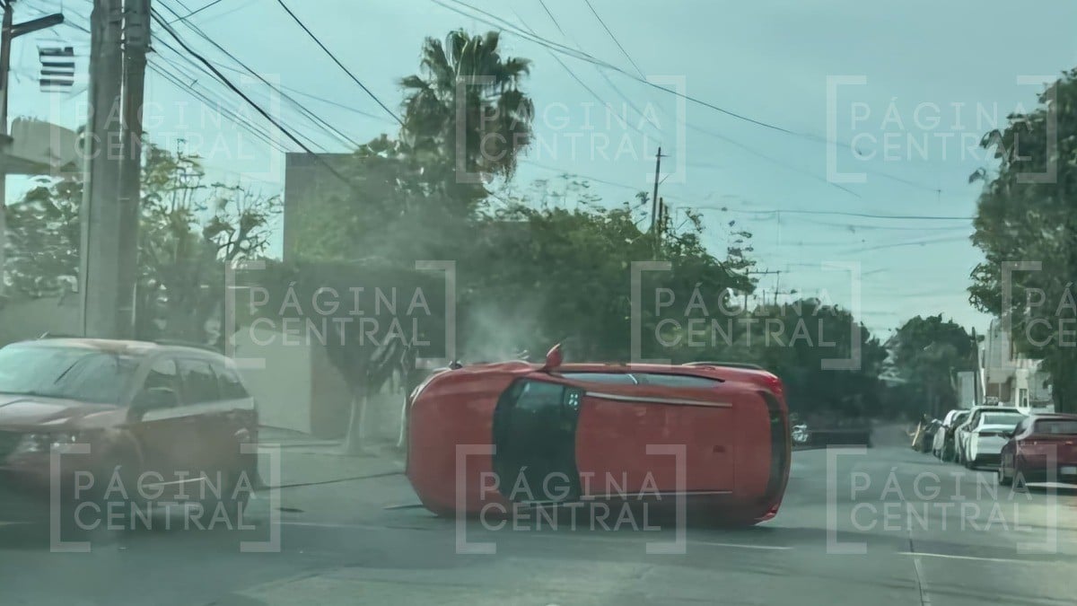 Tremendo susto se lleva una joven al chocar y volcar en su camioneta sobre Avenida León