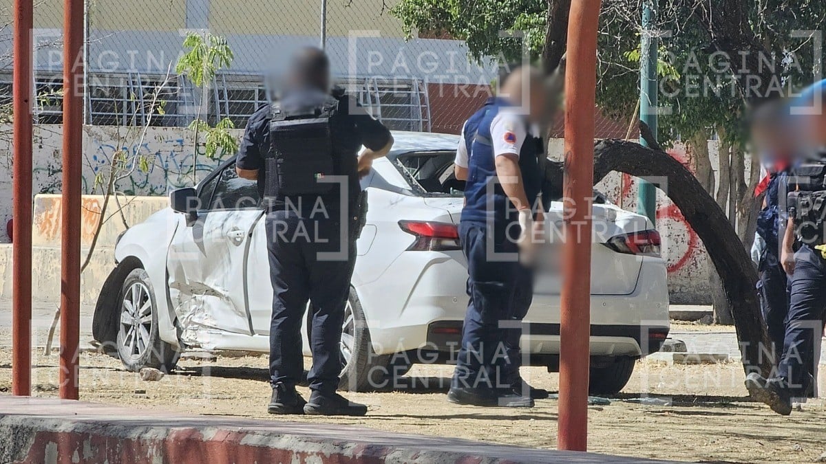 ¡CERCA DE KÍNDER! Hombre se mete con todo y carro a parque para huir de ataque, esto pasó