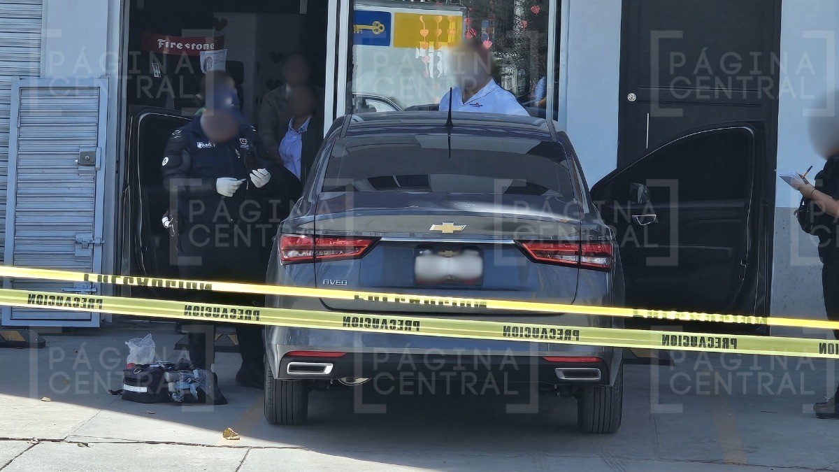 “¡No, tú no!, ¿por qué?” Matan a hombre dentro de auto estacionado afuera de casa de empeño