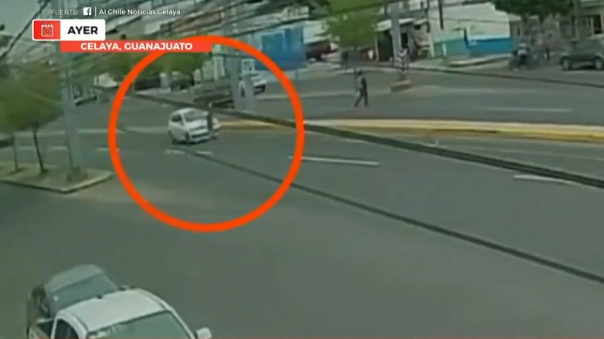 VIDEO Menor intenta ganarle el paso a un auto para cruzar la calle y muere atropellado