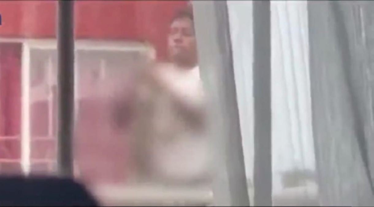 Captan en video a Gustavo maltratando a su cachorro y él se burla