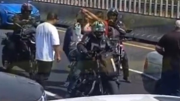 ¡Héroe en moto! Bebé con tanque de oxígeno queda atrapada en el tráfico y biker la rescata