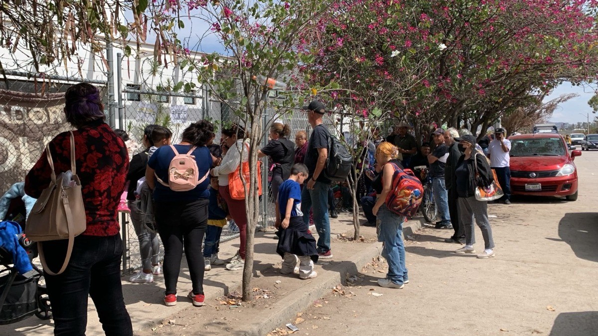 Adultos mayores sufren interminable espera para registrarse en la Pensión Bienestar