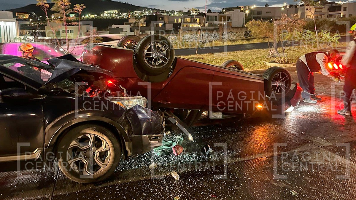 Conductor pierde control de auto en Morelos, brinca camellón, vuelca y choca con camioneta