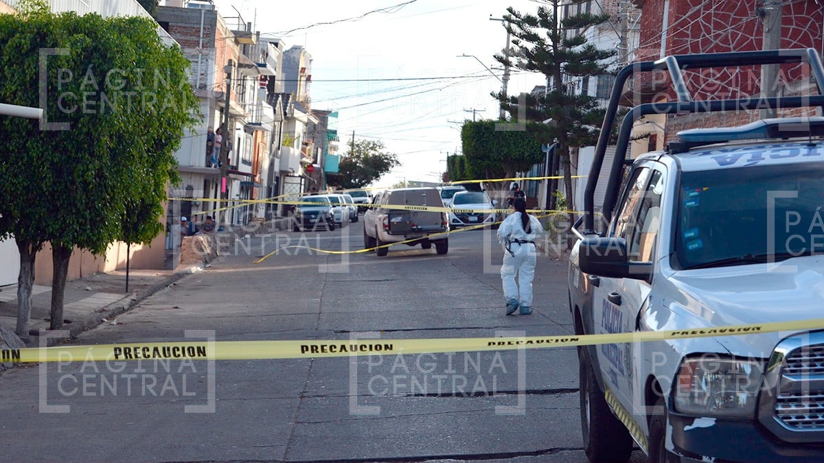 Volaron piedras, vidrios y botellas en una pelea, luego hubo balazos y una persona murió