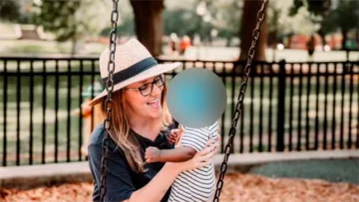 Mujer denuncia a clínica de fertilidad por cometer un error y tener al bebé de otra pareja