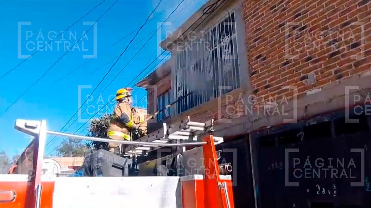 Policía ingresa a una casa en llamas para rescatar a un hombre en Nuevo Amanecer