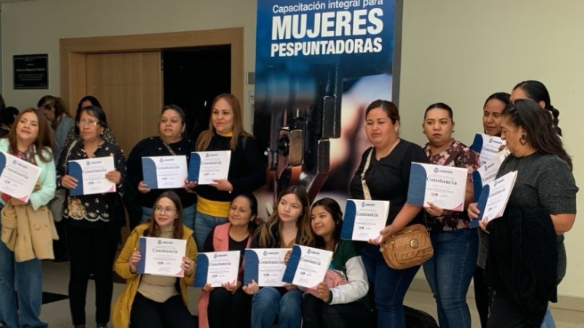 ¡Rompiendo estereotipos! Cien mujeres se 'gradúan' como pespuntadoras