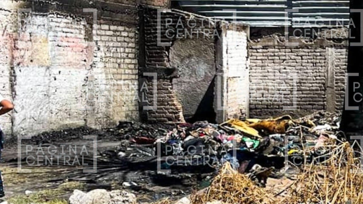 ¡Fuego! Bomberos apagan incendio en una casita improvisada y encuentran cuerpo calcinado