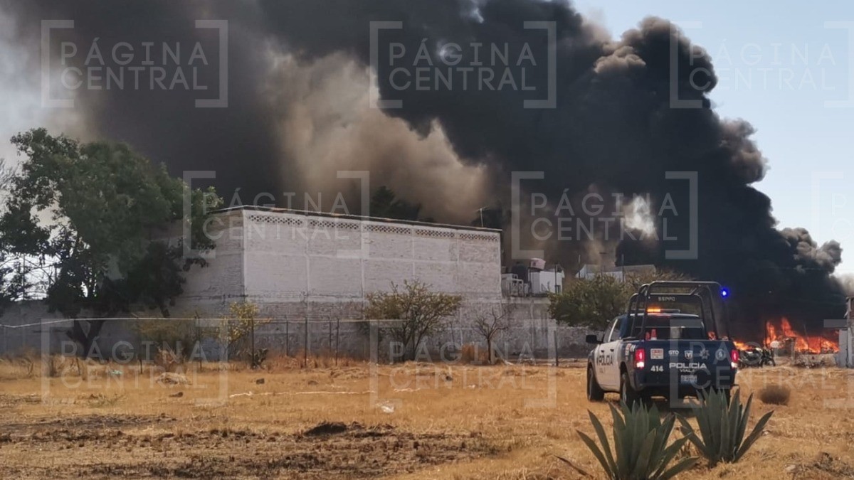 ¡Sorprendente! Voraz incendio consume recicladora en los límites de León y Silao