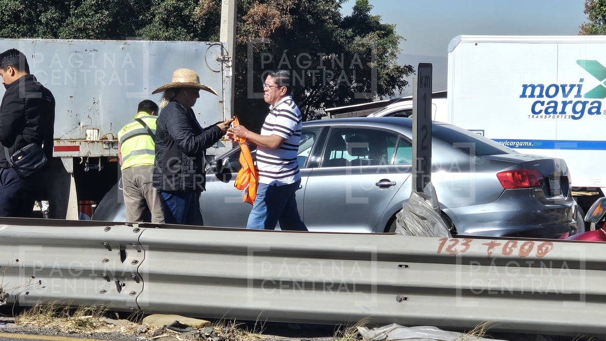 ¡Queda debajo de camión! Choque múltiple en la Silao-Irapuato frena el tráfico