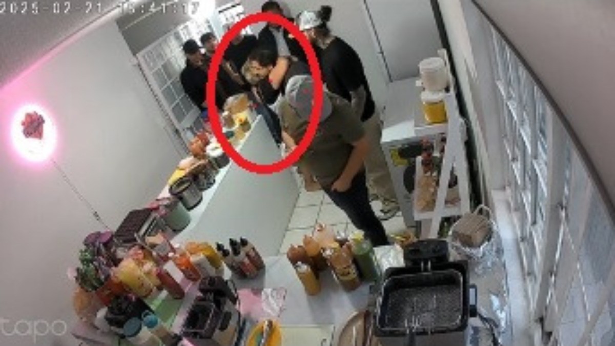 'Tienes una gran mujer' Así reacciona la dueña de una tienda a la que entró Christian Nodal