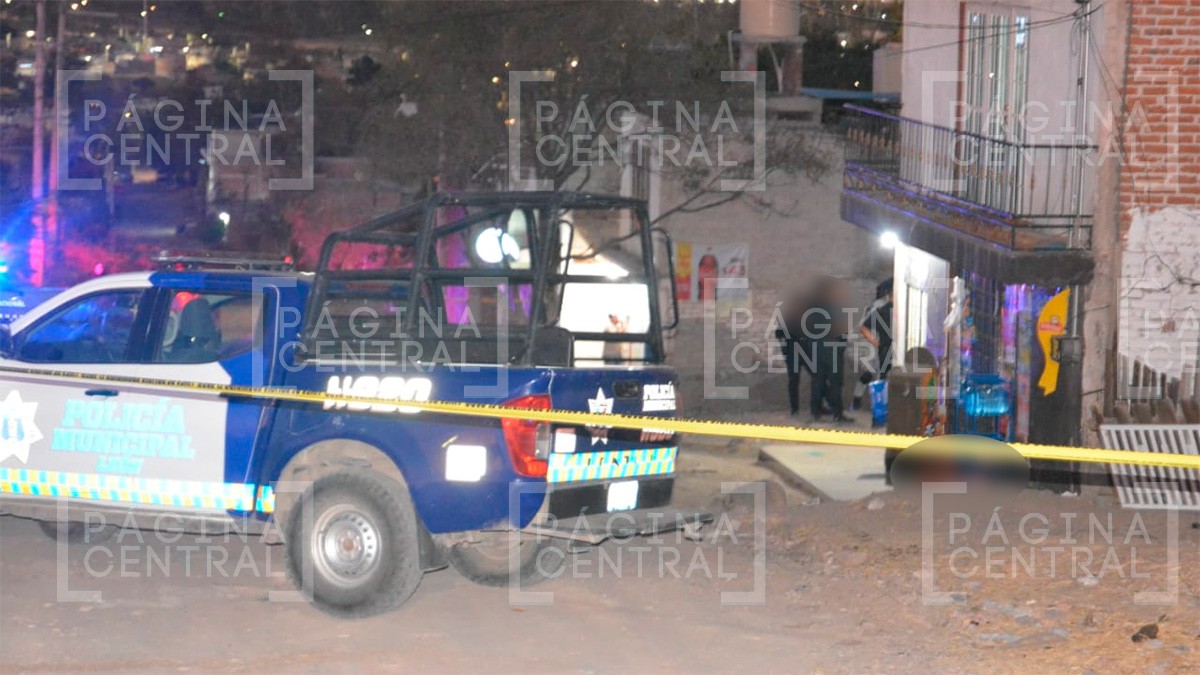 Asesinan a balazos a una mujer, su cuerpo quedó en la entrada de una tienda de abarrotes