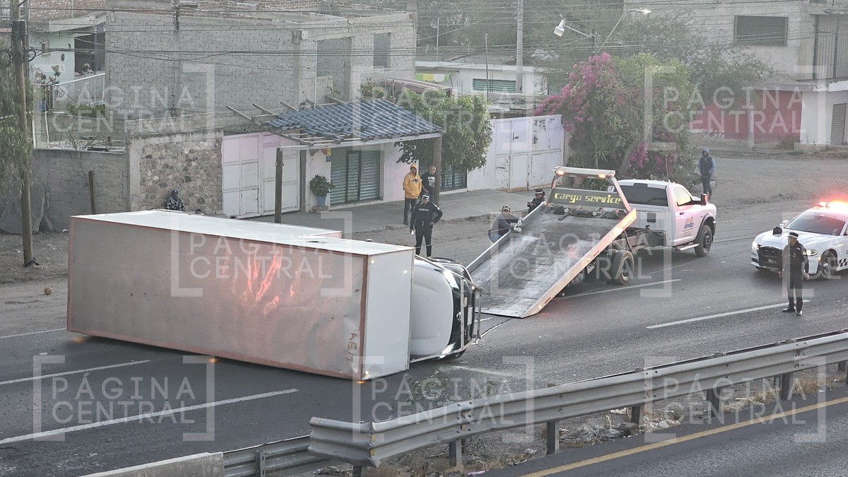 ¡Caos vial! Vuelca camión de carga y bloquea el paso en la Silao-León