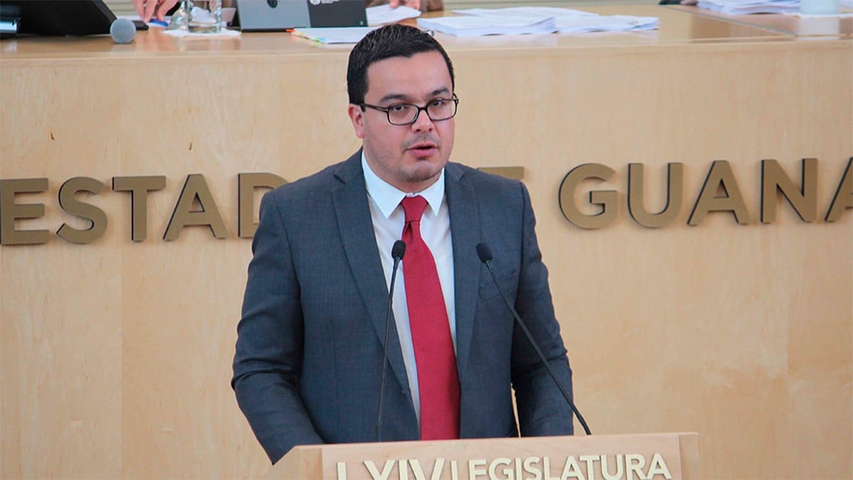 Elige Morena a deudor en INE