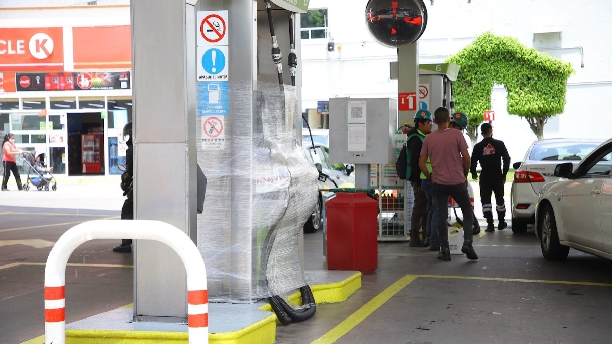 'Dobla' Gobierno a gasolineros: pactan tope de $24 en Magna