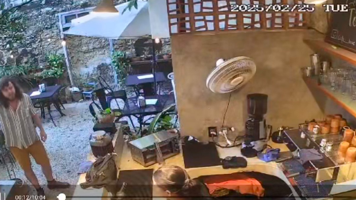 VIDEOS Hombre ataca a encargada de cafetería tras quejarse por el volumen de la música