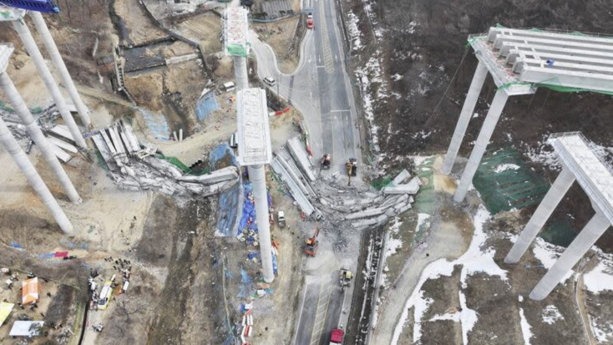 VIDEO ¡Impactante! Colapsa enorme puente en construcción, hay varios muertos y heridos