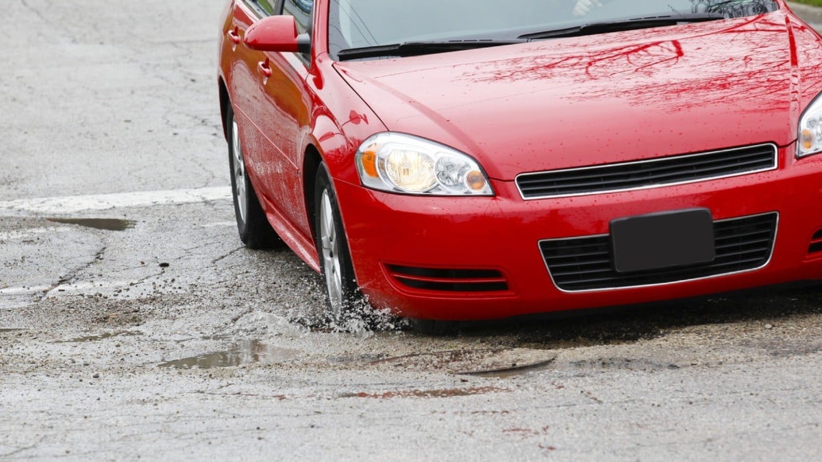 ¿Si tu auto se averió por un bache, el gobierno local debe pagarte?