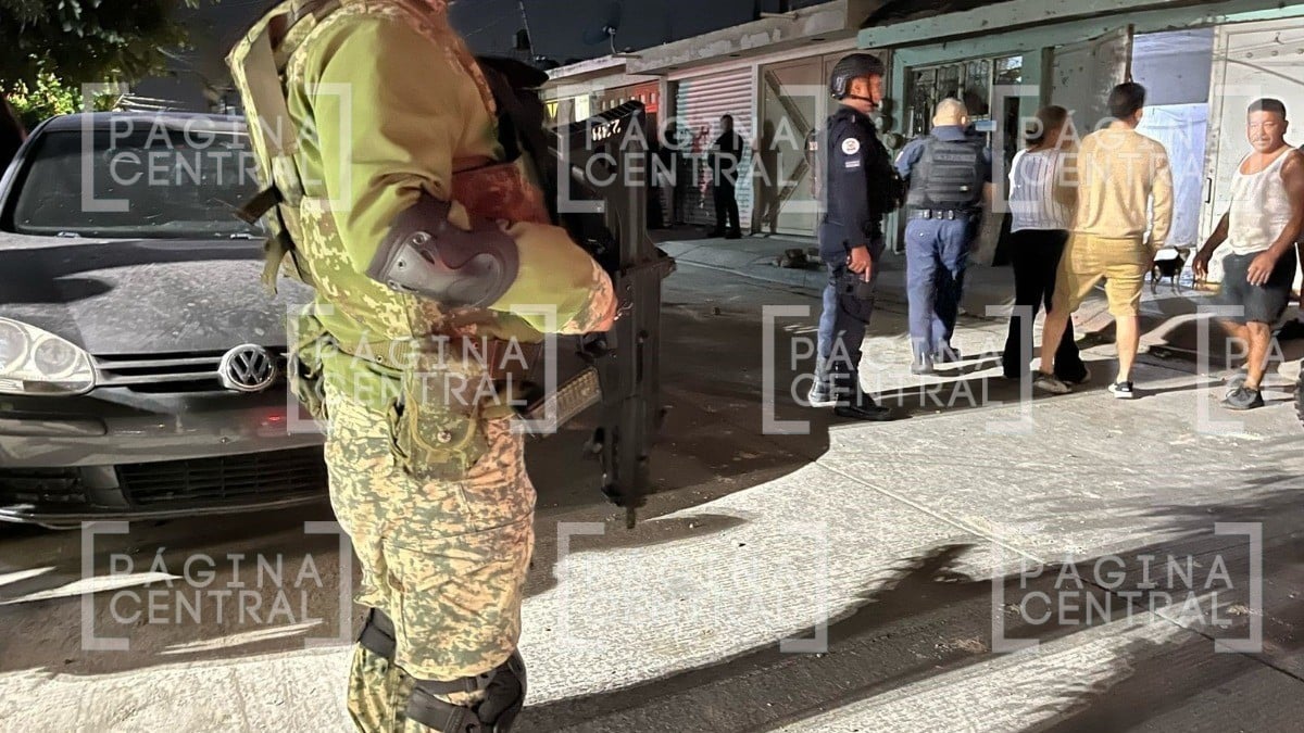 ¡Lucha por su vida! Madre busca a sus hijos en riña y la hieren