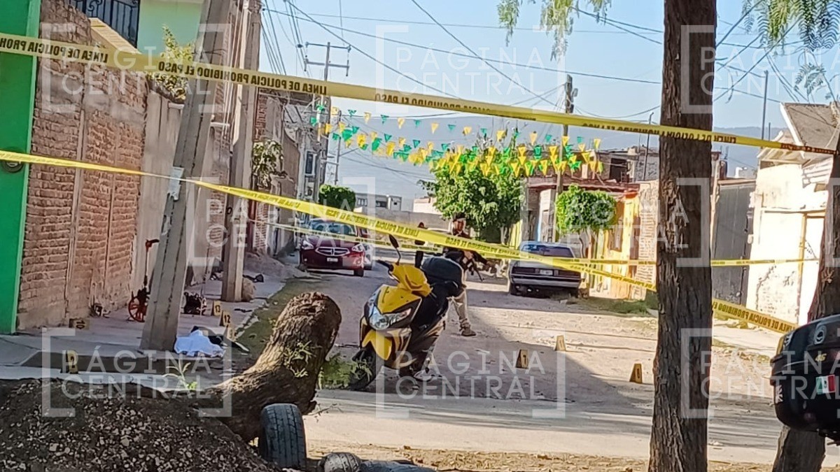 Matan a balazos a comandante de la Policía de Género mientras iba en una moto con un menor