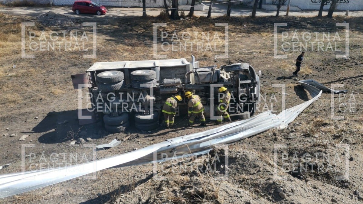 ¡Vive de milagro! Conductor de tolva se vuelca en el acceso a la autopista León-Aguascalientes