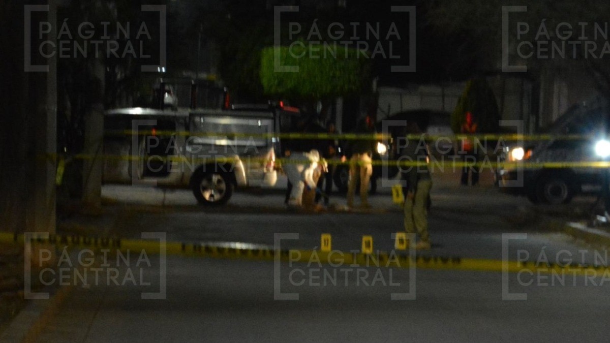 Motosicarios persiguen a 3 hombres cerca de la delegación de Policía y les disparan