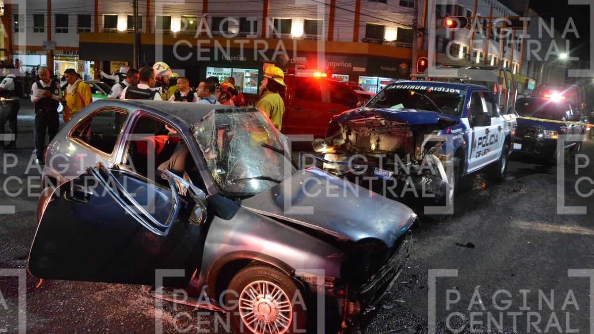Se impacta patrulla contra Chevy en León; hay varios heridos, entre ellos prensados