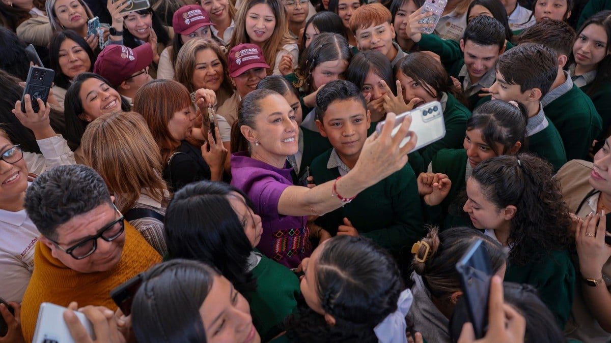 Estudiantes de León arropan a Claudia Sheinbaum en secundaria donde entregó becas