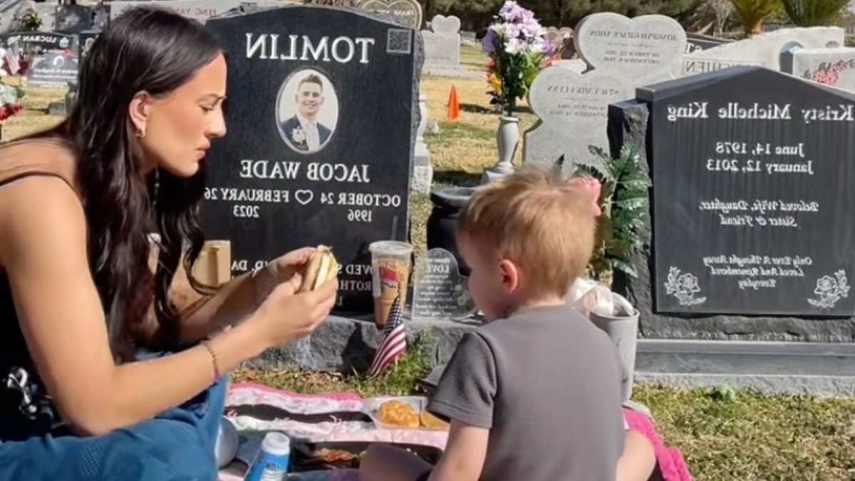 VIDEO Madre organiza emotivo 'picnic' con su hijo ¡junto a la tumba de su padre!