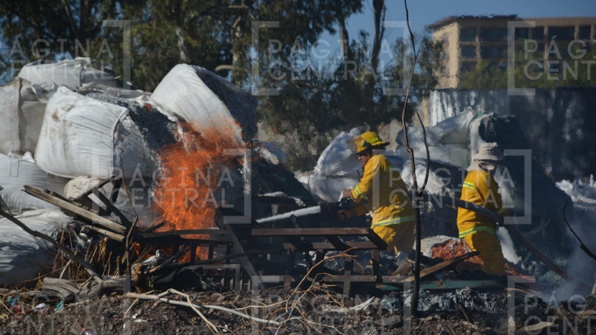 Fuerte incendio en recicladora moviliza a Bomberos de León; esto lo originó