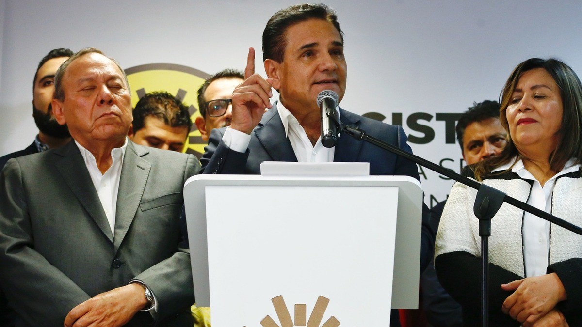 Van contra Aureoles por desvío millonario 