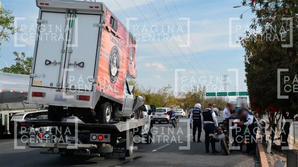 Camioneta se descompone en el Morelos, otra la choca y un motociclista también las impacta