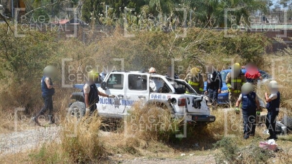 ¡Trenazo! Patrulla de Policía habría intentado ganar paso al tren y causa fuerte choque