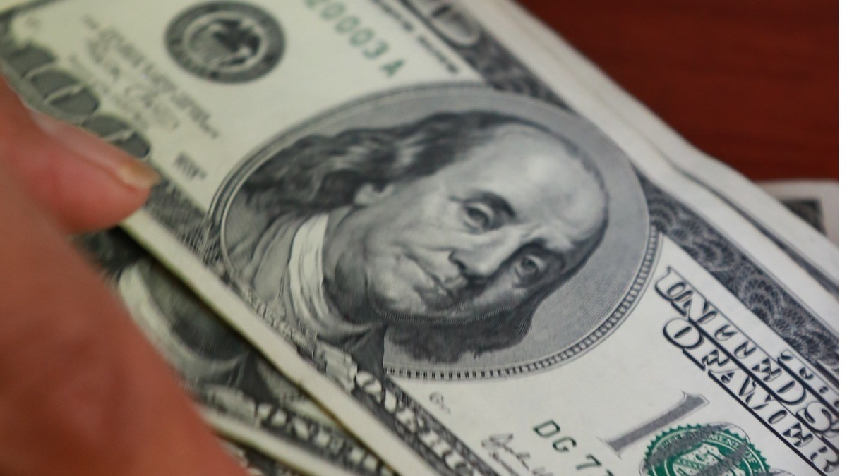 Va arancel del 25%; caen bolsas y peso