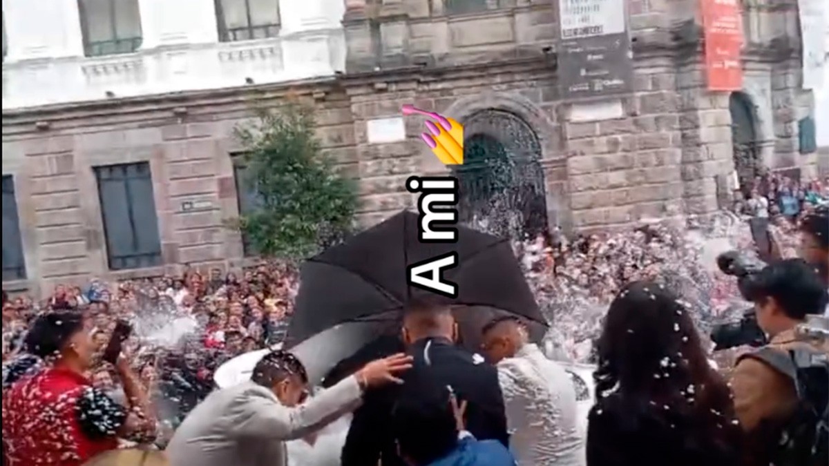 VIDEOS ‘Bañan’ en espuma a pareja recién casada durante festejos del carnaval