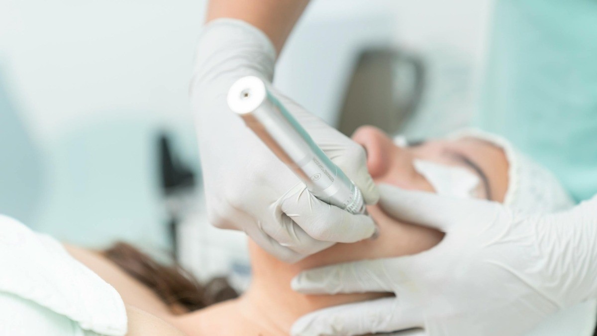 Investigan muerte de mujer en clínica de belleza en Guadalajara