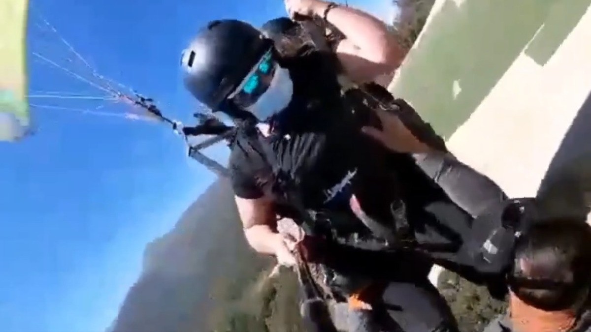 VIDEO ¡Cae al vacío! Instructor queda atrapado en parapente y al parecer decide soltarse