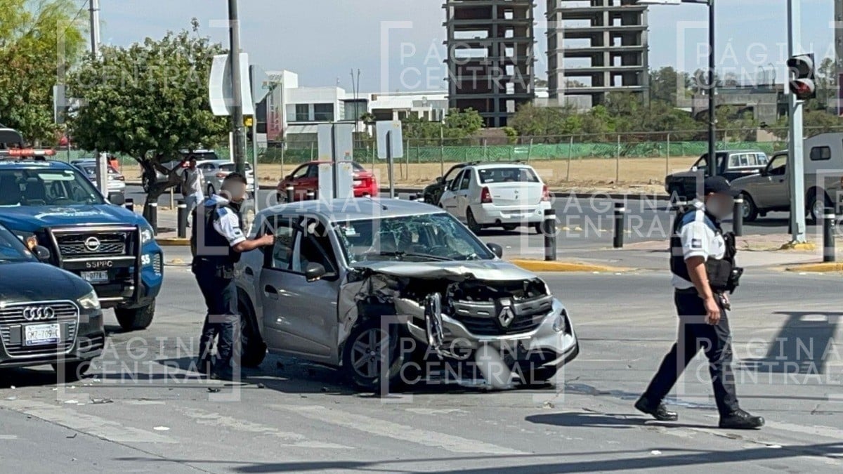¡Golpazo! Conductor se habría pasado el rojo y causa fuerte choque en Valtierra