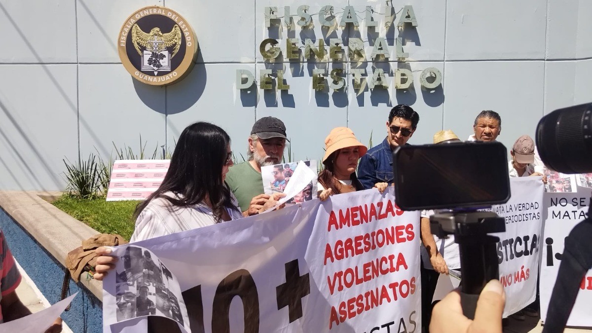 Periodistas exigen justicia frente a la fiscalía por el asesinato de reportero en Silao