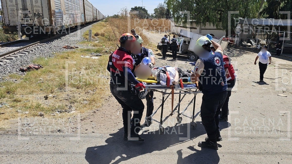 “¡No manches!, ¿es don Toño?” Tren embiste a camioneta y deja a adulto mayor muy grave