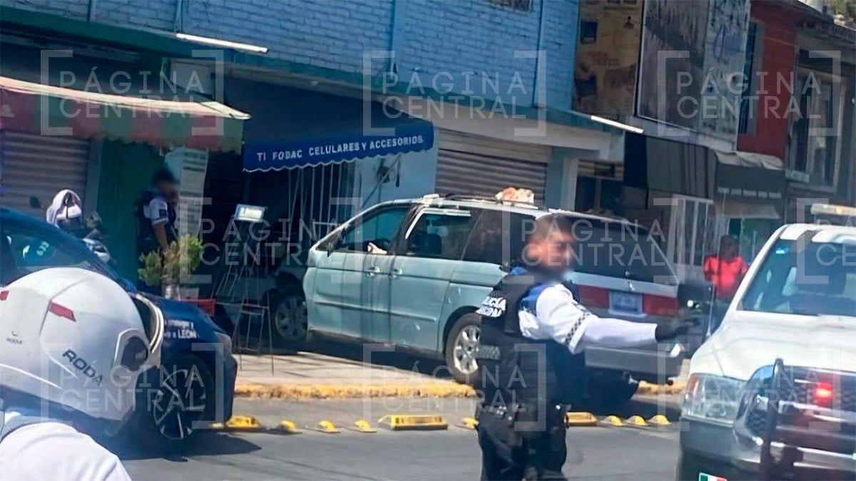 Se metió con todo y camioneta a un negocio de celulares en Piletas I y II