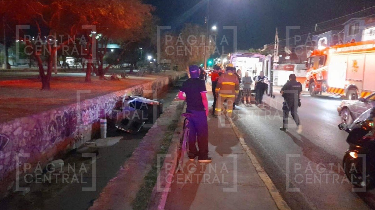 Manejaba su camioneta por La Piscina y cae a un arroyo, al parecer iba ebrio