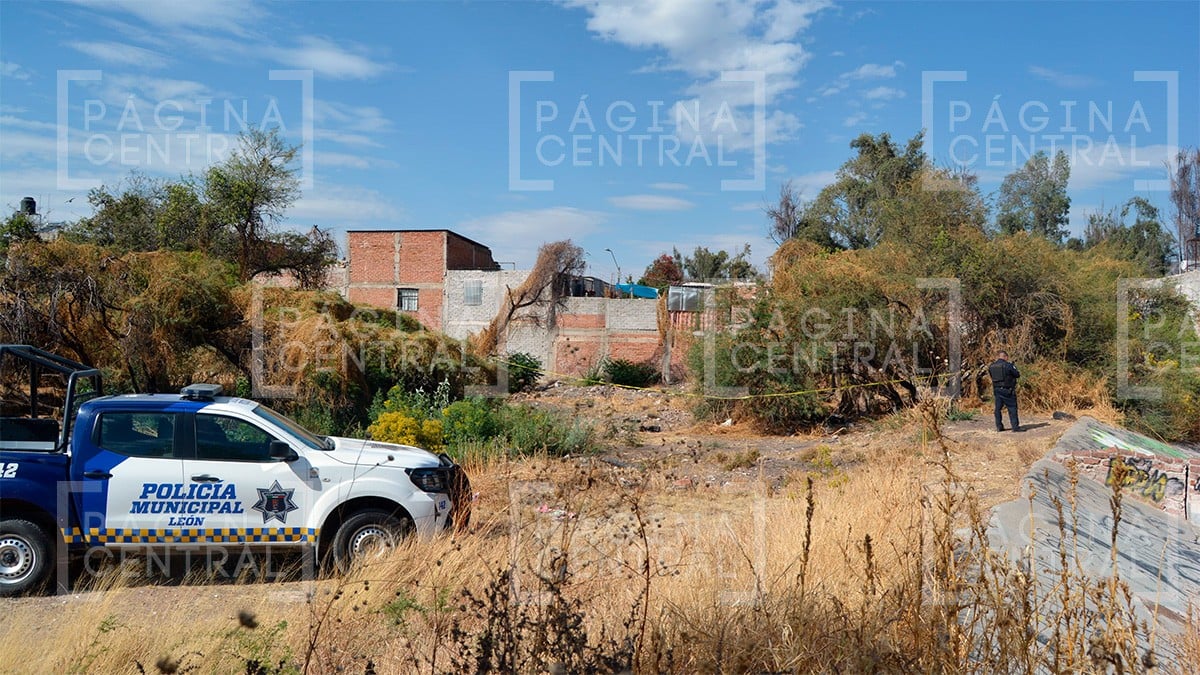 Familiares lo buscaban y lo hallaron sin vida debajo de un árbol en un terreno baldío